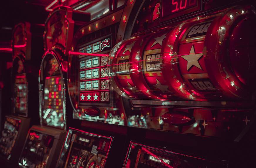 Pourquoi les machines à sous dominent les casinos en ligne : Le guide complet